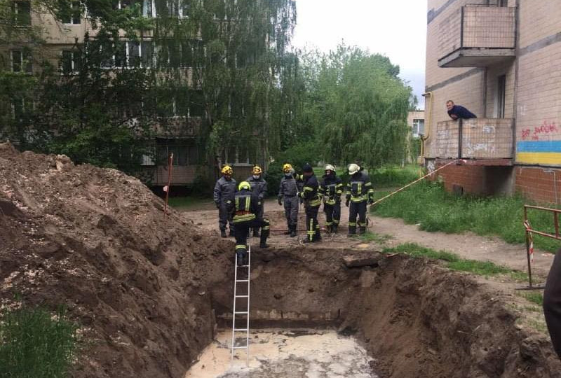 У Києві в котловані з гарячою водою знайшли тіло чоловіка: фото