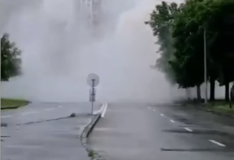 В Киеве прорвало трубу: вся улица в кипятке