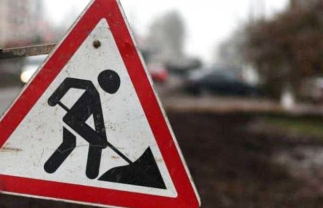 В Киеве трактор провалился под землю: фото