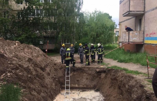 У Києві в котловані з гарячою водою знайшли тіло чоловіка: фото