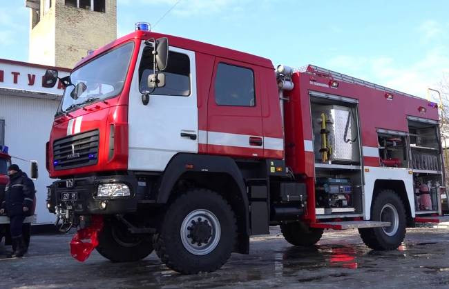 Стовпи чорного диму: у столиці загорівся ресторан, відео