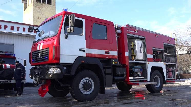 Стовпи чорного диму: у столиці загорівся ресторан, відео