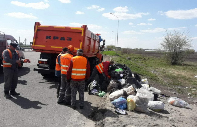 В Киевской области заметили горы мусора вдоль дорог: подробности