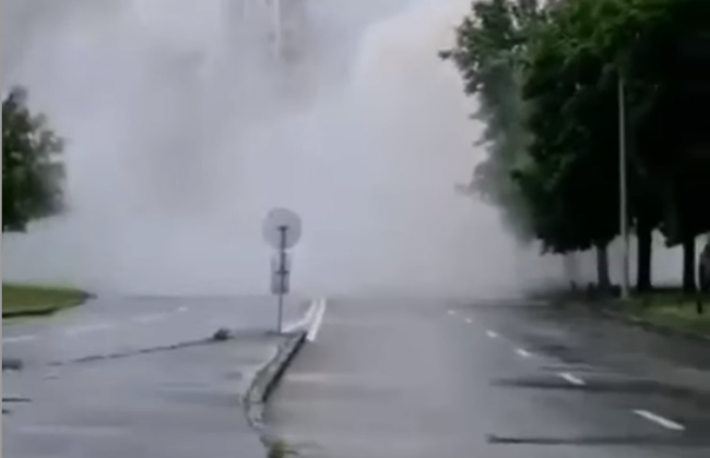 В Киеве прорвало трубу: вся улица в кипятке