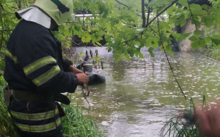 На Київщині в річці знайшли мертву жінку