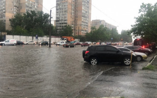 Мощный ливень затопил Одессу: в городе транспортный коллапс, фото