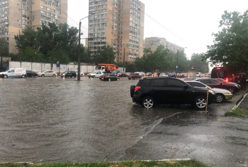Мощный ливень затопил Одессу: в городе транспортный коллапс, фото