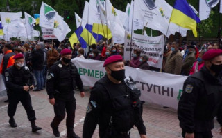 Мітинг під Кабміном: аграрії вимагають скасувати монополію на добрива, відео
