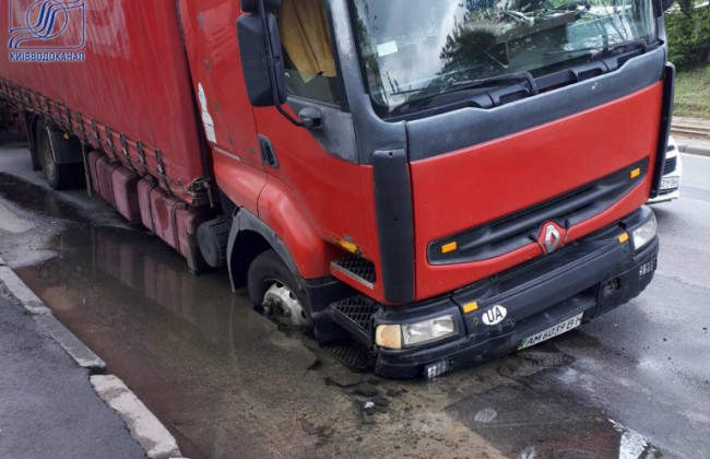 В Киеве прорвало трубу, грузовик застрял в яме