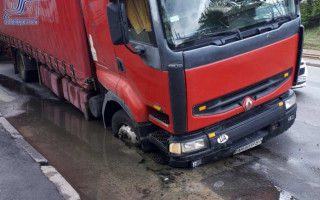 В Киеве прорвало трубу, грузовик застрял в яме