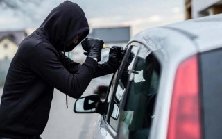Під Тернополем невідомий обікрав дві іномарки та нажився на ₴55 000