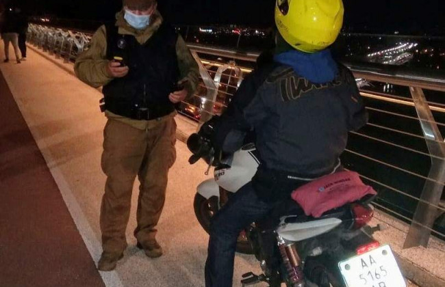 В Киеве на «мост Кличко» заехал байкер: подробности