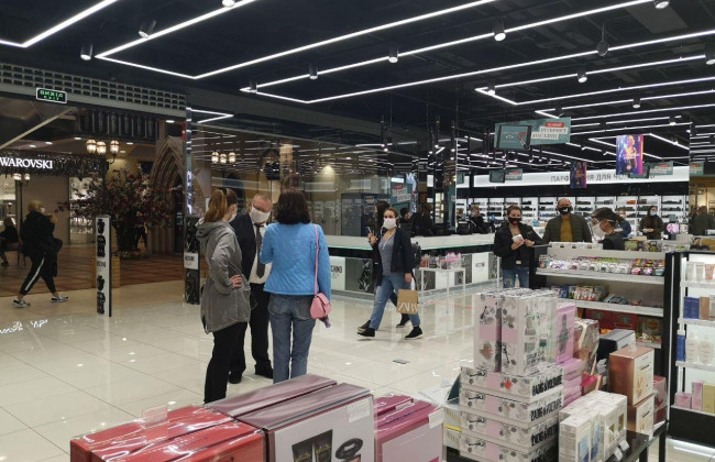 Температурный скрининг и ограничение количества посетителей: в Киеве заработали ТРЦ, фото