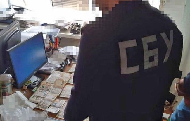 Втретє за 2 роки погорів на хабарі: на Полтавщині затримали держвиконавця