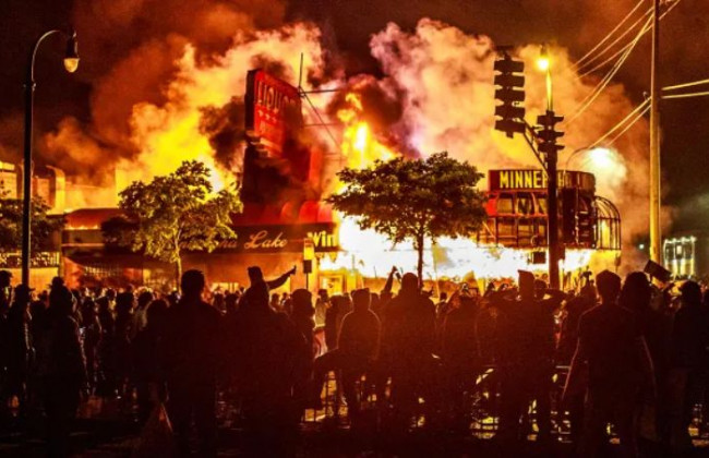 Горят полицейские участки и магазины: в США проходят беспорядки из-за убийства копами афроамериканца