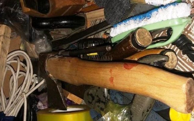Бил топором: в Киеве мужчина пытался убить жену, видео