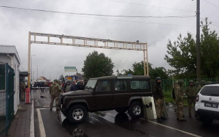 Украинские водители заблокировали КПП на границе в Венгрией: фото, видео