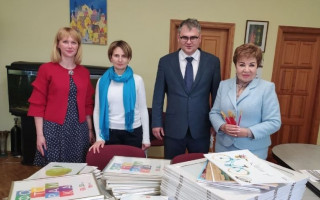 Окружний адмінсуд Києва передав реабілітаційному центру набори для творчості