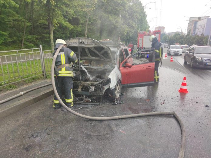 В Киеве на дороге горел припаркованный автомобиль