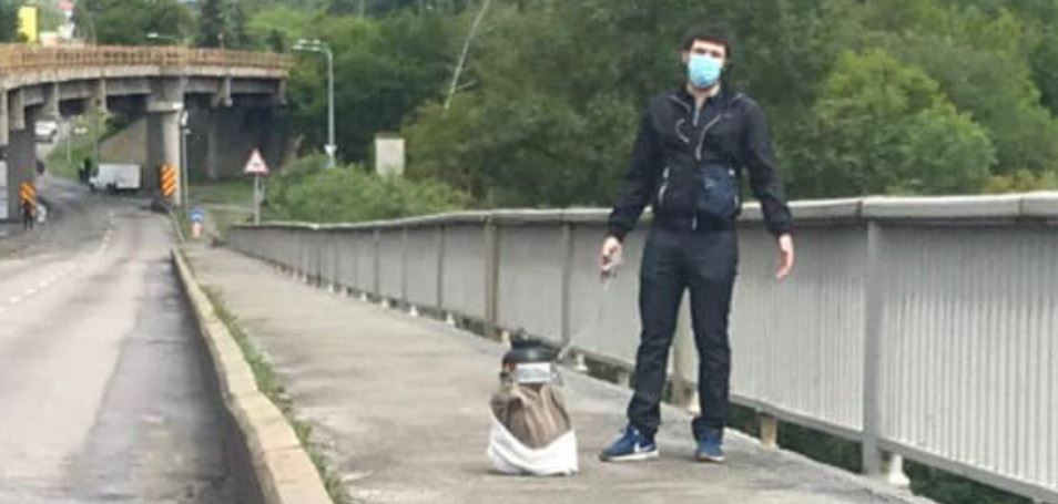 Ситуація на мосту Метро в Києві: «мінера» затримали, відео