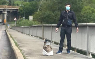 Ситуація на мосту Метро в Києві: «мінера» затримали, відео