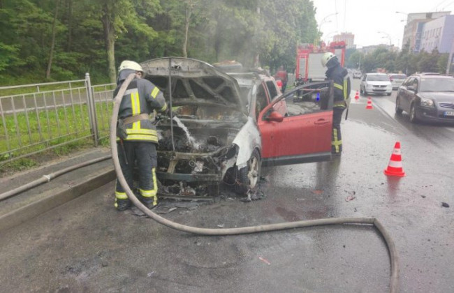 В Киеве на дороге горел припаркованный автомобиль