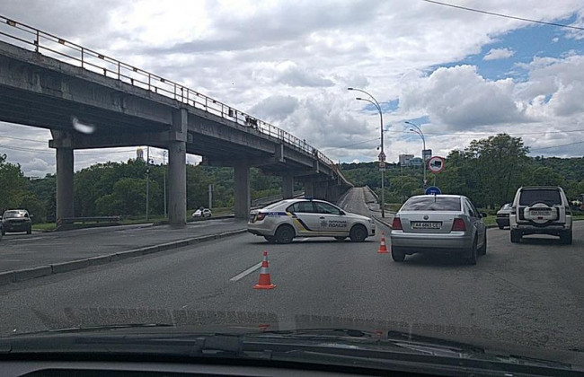 У Києві невідомий погрожує підірвати міст Метро: поліція перекрила рух, фото, відео