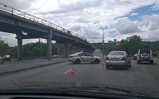 У Києві невідомий погрожує підірвати міст Метро: поліція перекрила рух, фото, відео