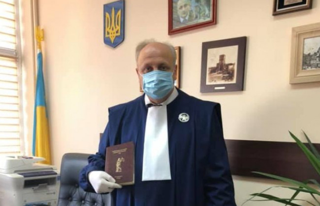 Судді Львівського окружного адмінсуду почали працювати з новими нагрудними знаками