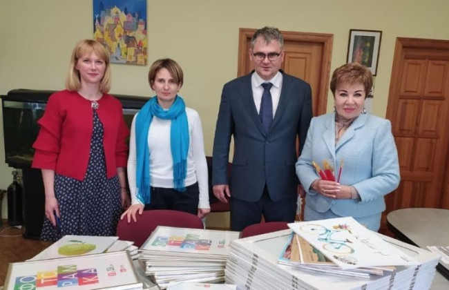 Окружний адмінсуд Києва передав реабілітаційному центру набори для творчості