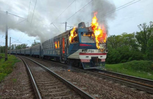 На Одещині електричка згоріла прямо на рейках: фото