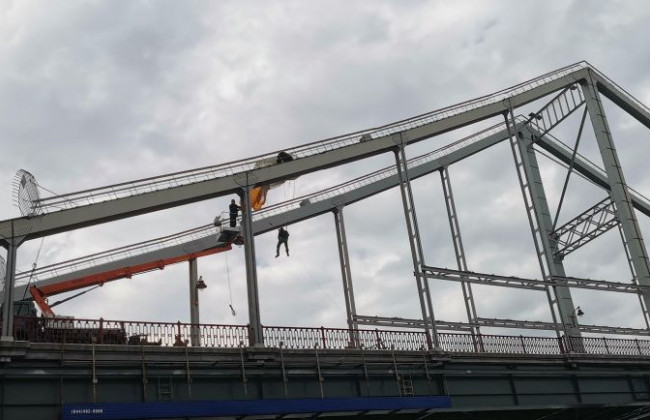 Небезпечний екстрім: київський парашутист зачепився за міст, фото