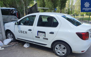 В Днепре таксист снес забор и врезался в мусорку: пострадала беременная пассажирка
