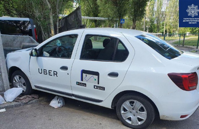 В Днепре таксист снес забор и врезался в мусорку: пострадала беременная пассажирка