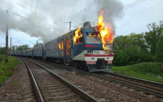 На Одещині електричка згоріла прямо на рейках: фото