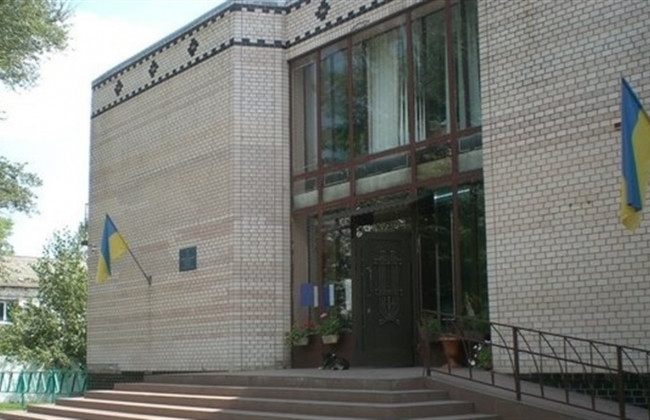 На Херсонщині обвинувачена прийшла до суду з револьвером