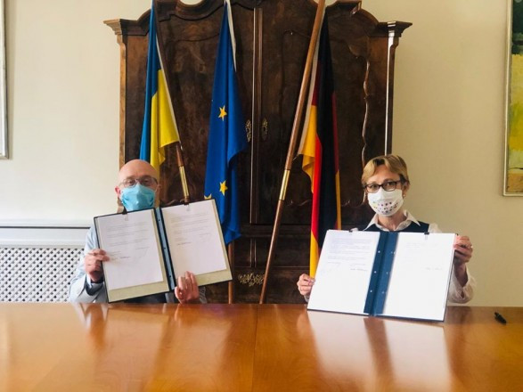 Україна та Німеччина підписали угоду про забезпечення житлом переселенців з Донбасу