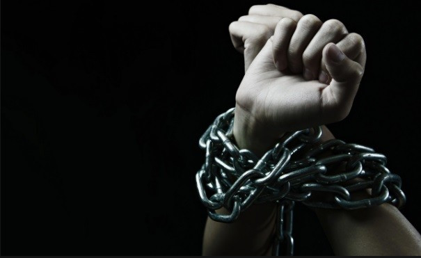 В Луганской области женщина сутки держала свою дочку на цепи: фото