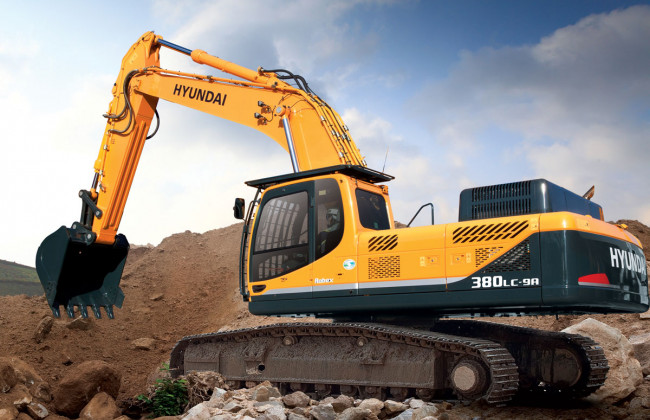 В Киеве экскаватор привалило плитой: есть погибший, фото