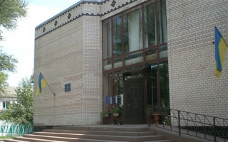 На Херсонщині обвинувачена прийшла до суду з револьвером