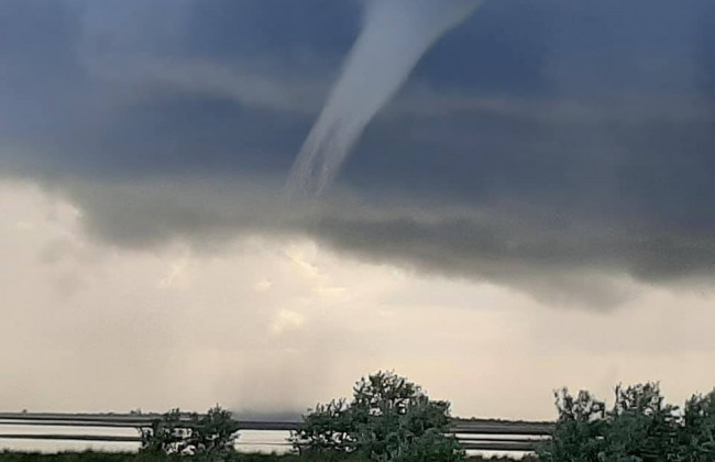 Над Херсонской областью пронесся смерч с градом: фото, видео