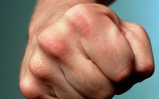 В Сумах мужчина напал на полицейского: что известно