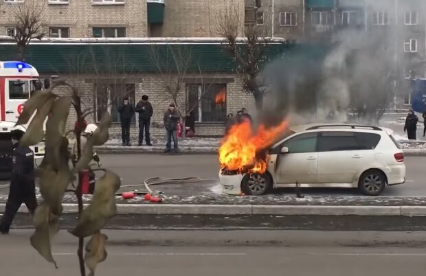 В Киеве прямо на ходу вспыхнул автомобиль, видео