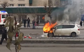 В Киеве прямо на ходу вспыхнул автомобиль, видео