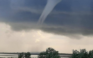 Над Херсонской областью пронесся смерч с градом: фото, видео