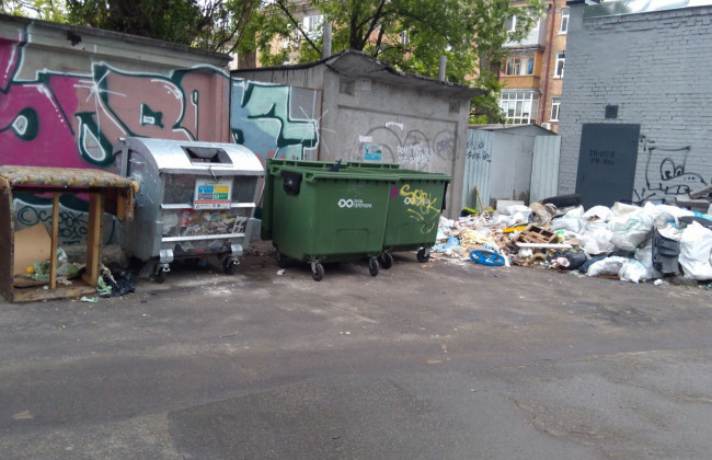 Свалка возле дома: жители одного из районов Киева жалуются на проблемы с вывозом мусора
