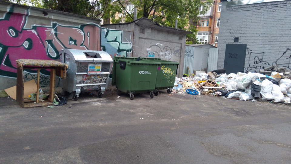 Свалка возле дома: жители одного из районов Киева жалуются на проблемы с вывозом мусора