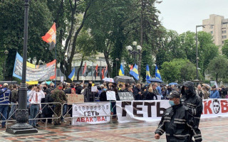 Митинг под Радой: полиция задержала агрессивных провокаторов