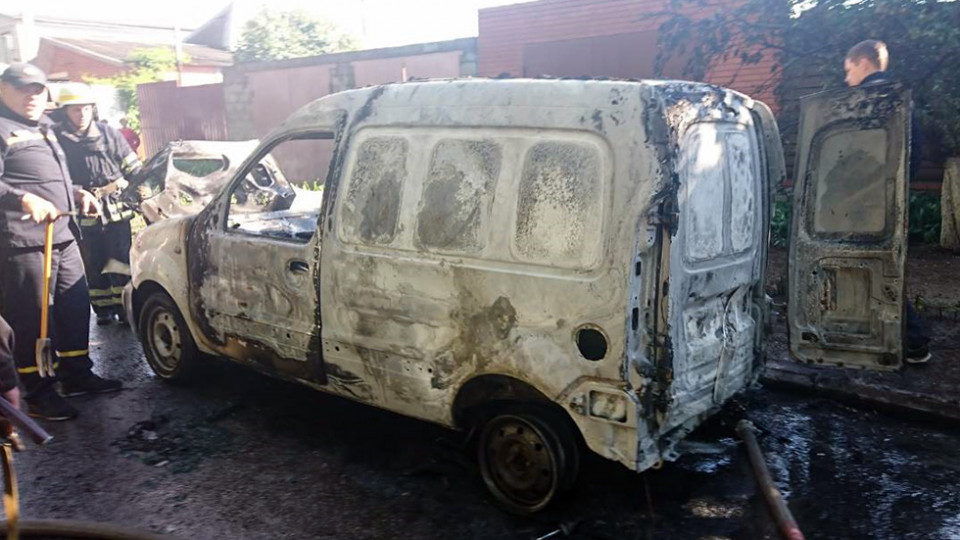 В Днепропетровской области в машине заживо сгорел человек: фото