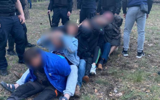 Буду вас різати: відео нападу на авто правоохоронців на Харківщині